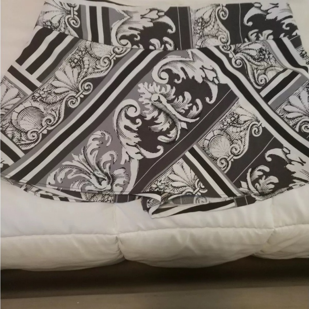 Girls/Women's Express Size 4 Black And White Skort design